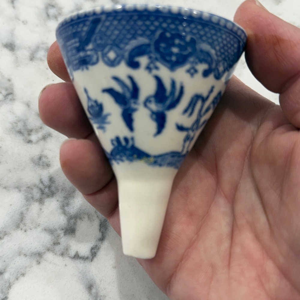 Blue and White Porcelain Wall Pocket - Classic Willow Pattern Home Art - Picture 3 of 4
